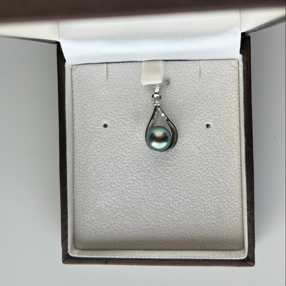 Elegant Silver Teardrop Pendant with Iridescent Pearl